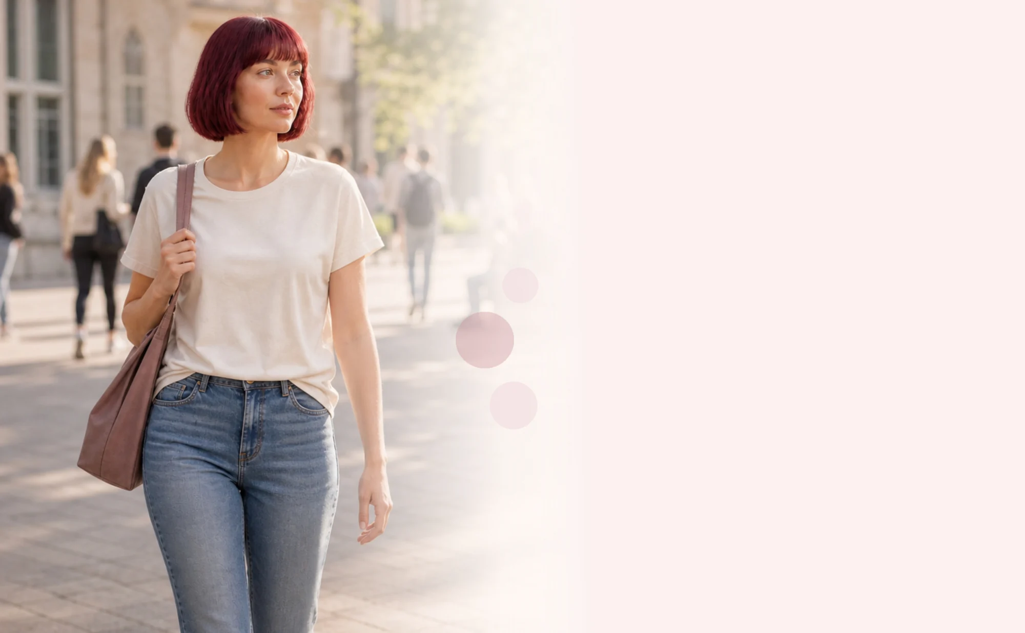 Rothaarige Studentin in weißem T-Shirt und Jeans auf einem Universitätsgelände